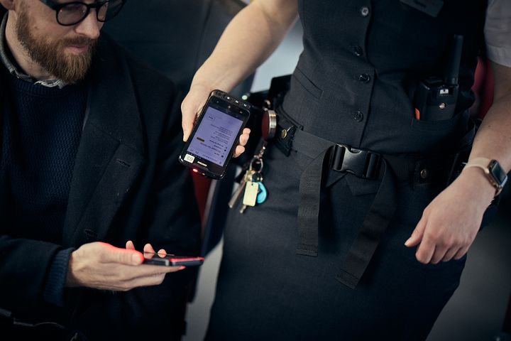 Cirka fem procent fuskåker i Jönköpings län. Ha alltid giltig biljett och blippa den.