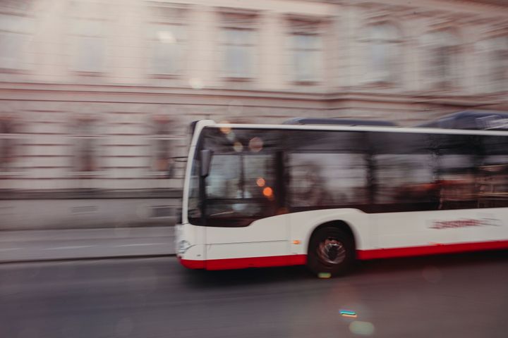 Buss kör genom centrum i Jönköping.