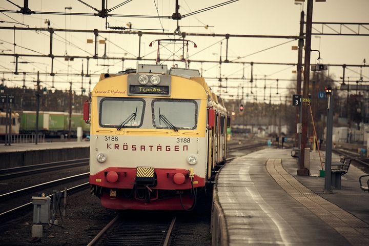 Ett Krösatåg kör in vid en perrong på stationen i Nässjö.