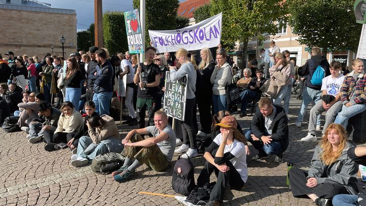 I september 2023 samlades folkhögskolor och deltagare på olika platser runt om i Sverige under parollen #FolkhögskolanBildarSverige. Bilden är från Jönköping. Foto: Södra Vätterbygdens Folkhögskola