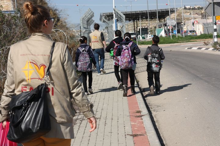 Följeslagare följer barnen hem från skolan.