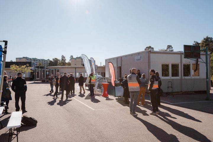 Ihmisi%E4%20kokoontuneena%20Expandian%20moduulirakennusten%20ymp%E4rille%20kriisiharjoituksessa%20V%E4ster%E5sissa.