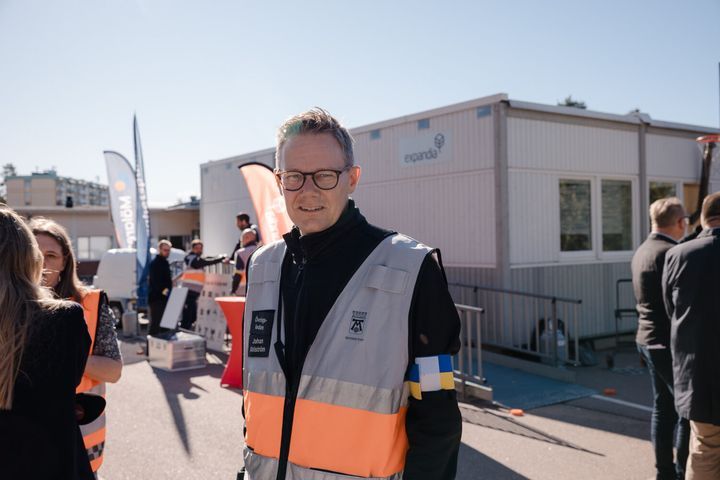 Mies%20huomioliiviss%E4%20seisomassa%20Expandian%20moduulirakennuksen%20edustalla%20kriisiharjoituksessa%20V%E4ster%E5sissa.