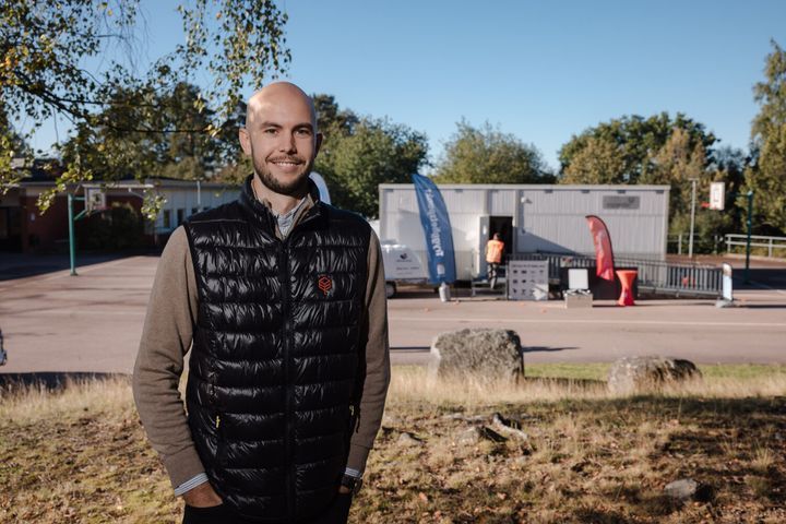 Mies%20seisomassa%20ulkona%20etualalla%2C%20taustalla%20Expandian%20moduulirakennus%20ja%20kriisiharjoituksen%20j%E4rjestelyj%E4%20V%E4ster%E5sissa.