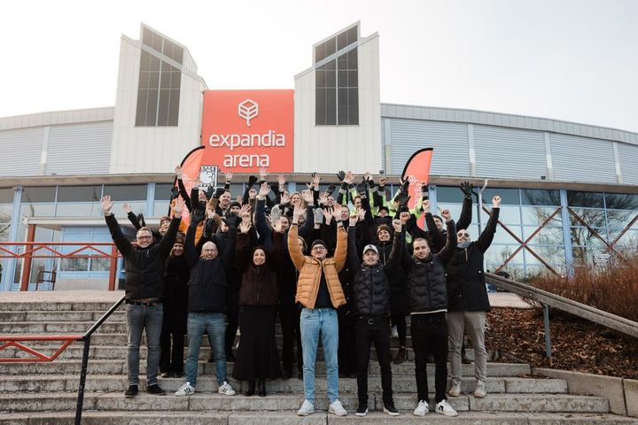 Ihmisi%E4%20juhlimassa%20Expandia%20Arenan%20avajaisia%20portailla%20V%E4ster%E5sissa%2C%20k%E4det%20nostettuina%20ilmaan.