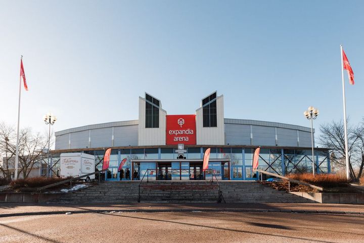 Expandia%20Arena%20V%E4ster%E5sissa%2C%20areenan%20sis%E4%E4nk%E4ynti%20ja%20portaat%20edustalla.