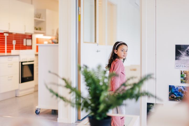 Lapsi%20seisomassa%20sis%E4tiloissa%20oviaukossa%2C%20taustalla%20keitti%F6tila%20ja%20valoisat%20huoneet.