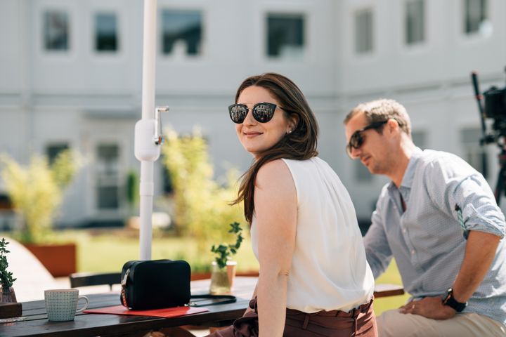 Nainen%20ja%20mies%20istumassa%20ulkona%20p%F6yd%E4n%20%E4%E4ress%E4%20aurinkoisessa%20pihaymp%E4rist%F6ss%E4.