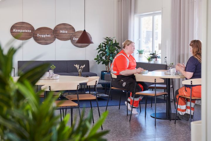 Kaksi%20ty%F6ntekij%E4%E4%20istumassa%20taukotilassa%20p%F6yd%E4n%20%E4%E4ress%E4%20keskustelemassa.