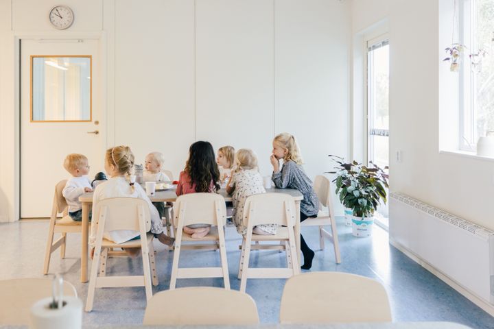 Lapset%20istuvat%20moduulirakennuksessa%20p%F6yd%E4n%20%E4%E4ress%E4.