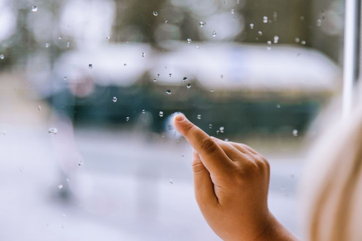 henkil%F6%20piirt%E4%E4%20sormella%20ikkunaruutuun.