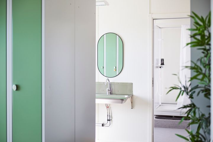 Valoisassa%20moduulitilan%20peseytymis-%20ja%20wc-tilassa%20n%E4kyy%20vaaleanvihre%E4%20allas%2C%20py%F6re%E4%20peili%20sek%E4%20suihkutila.%20Selke%E4%20ja%20rauhallinen%20sisustus%20luo%20modernin%20ja%20viihtyis%E4n%20ilmeen.