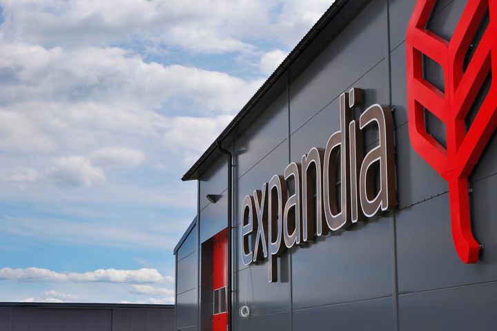 Expandian%20toimistorakennuksen%20julkisivu%2C%20jossa%20n%E4kyv%E4t%20yrityksen%20logo%20ja%20nimi%20tummalla%20sein%E4pinnalla%20pilvisen%20taivaan%20alla.