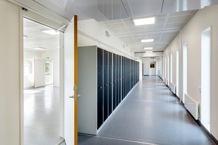 Valoisa%20kouluk%E4yt%E4v%E4%20moduulikoulussa.%20K%E4yt%E4v%E4n%20varrella%20on%20oppilaslokeroita%20ja%20luokkahuoneita%2C%20ja%20tilat%20on%20suunniteltu%20vastaamaan%20nykyaikaisen%20koulun%20toiminnallisia%20ja%20viihtyisyysvaatimuksia.