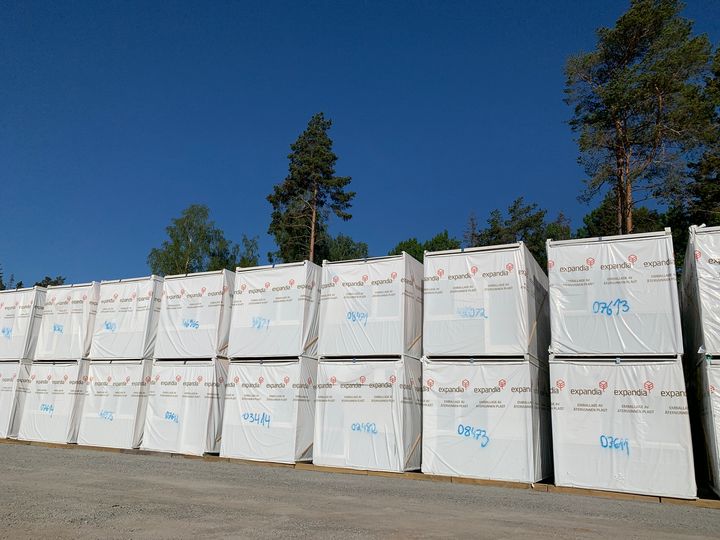 Muovisuojattuja%20moduuleja%20varastoituna%20riveihin%20ulkoalueella.%20Suuri%20moduulikalusto%20mahdollistaa%20siirtokelpoisten%20tilojen%20nopean%20toimituksen%20asiakkaiden%20tarpeisiin.