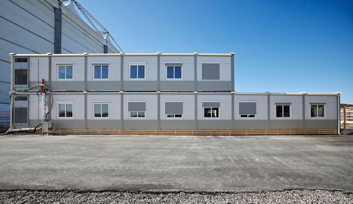 Kaksikerroksinen%20moduulirakennus%20teollisuus-%20tai%20rakennusty%F6maan%20yhteydess%E4.