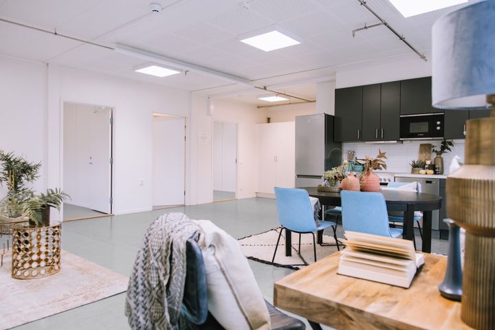 Kalustettu%20moduulirakennuksen%20sis%E4tila%2C%20jossa%20on%20keitti%F6%2C%20ruokailutila%20ja%20oleskelutila.