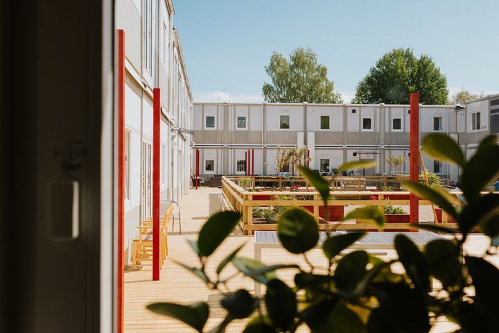 Kaksikerroksinen%20moduulirakennus%2C%20jonka%20keskell%E4%20on%20viihtyis%E4%20piha-%20ja%20oleskelualue.
