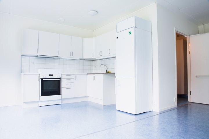 Valoisa%20moduulirakennuksen%20keitti%F6%2C%20jossa%20on%20kaapistot%2C%20liesi%2C%20j%E4%E4kaappi%20ja%20pesuallas.