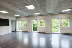 Innuti en skola byggd av moduler