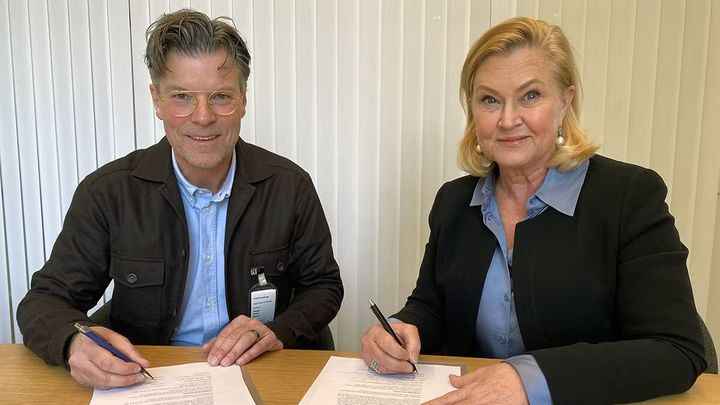 Petter Skogar, vd för Fremia, och Maria Hemström Hemmingsson, generaldirektör för Arbetsförmedlingen, signerar en permanent överenskommelse med målet att stärka samverkan mellan Arbetsförmedlingen och den idéburna sektorn.