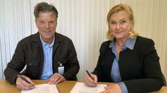 Petter Skogar och Maria Hemström Hemmingsson vid signering