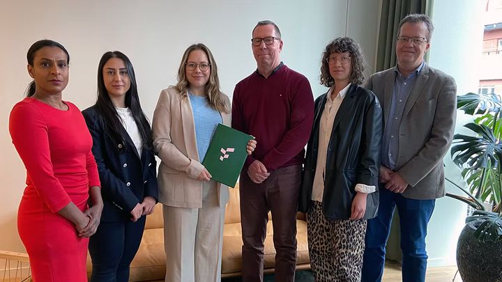 De som har förhandlat fram avtalet för Tjänstepersoner inom civilsamhället är Molly Aulin, Unionen, Majid Saliba, Fremia, My Salama Meiton, Fremia, Gert Moberg, Unionen, Stina Lindskog, Akademikerförbunden, och Daniel Grönberg, Akademikerförbunden.