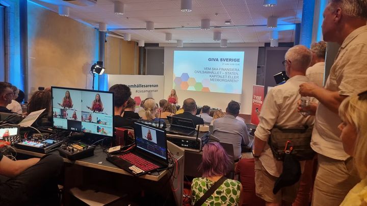 Många av seminarierna på Civilsamhällesarenan brukar bli fullsatta. Här ovan ett av de mest välbesökta från 2024 års arena, om civilsamhällets finansiering. Alla seminarier sänds live och kan följas även om man inte är på plats i Visby.