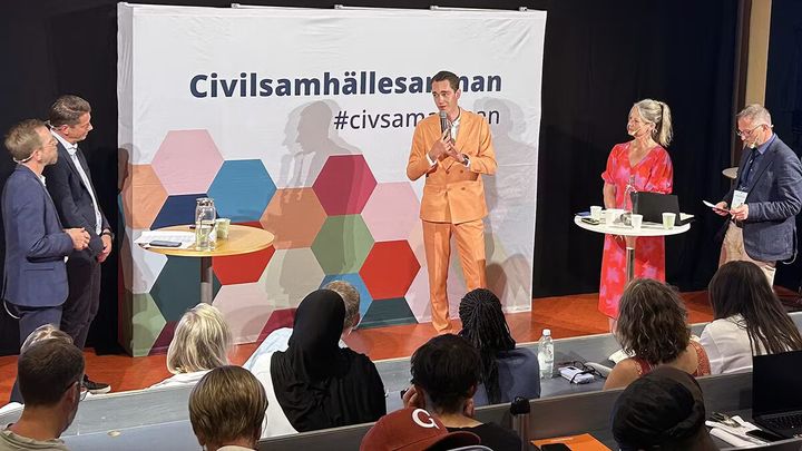 Det var under ett seminarium på Civilsamhällesarenan i Almedalen som socialminister Jakob Forssmed fick ta emot "8 förslag för ett bättre samhälle", från bland andra LSU, Giva Sverige och Fremia.