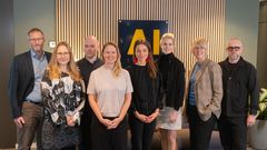 Gruppbild på 8 personer.