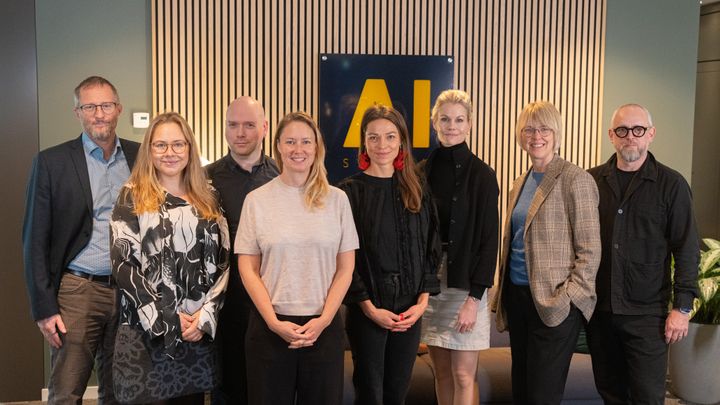 Gruppbild på 8 personer.