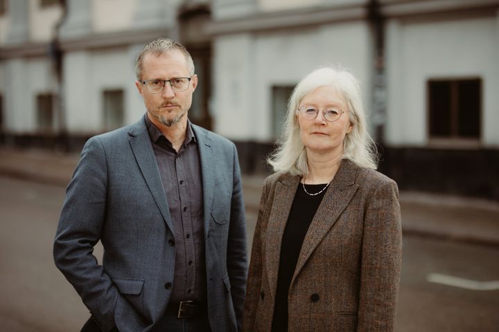 Man med kort hår och glasögon och kvinna med axellångt ljust hår och glasögon.