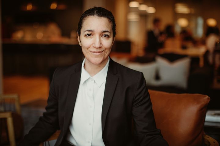 Kvinna med mörkt hår, iklädd kavaj.