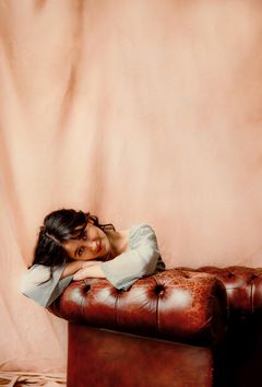 Foto på Ania som portätteras i utställningen @stoltjude som visas på Forum för levande historia i Stockholm 25 april till 22 december 2025.