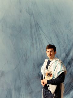 Foto på Jacob som porträtteras i utställningen @stoltjude som visas på Forum för levande historia i Stockholm 25 april till 22 december 2025.