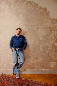 Foto på Daniel som porträtteras i utställningen @stoltjude som visas på Forum för levande historia i Stockholm 25 april till 22 december 2025.