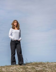 Foto på Johanna som porträtteras i utställningen @stoltjude som visas på Forum för levande historia i Stockholm 25 april till 22 december 2025