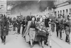 Tillfångatagna judar efter upproret i Warszawas ghetto. De leds bort av tyska Waffen-SS-soldater till samlingsplatsen för deportation (Umschlagplatz). Mest sannolikt mot döden i förintelseläger Majdanek eller Treblinka.