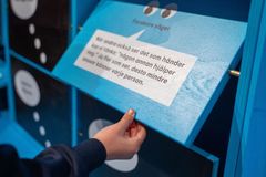 En hand öppnar en blå skåpdörr med text om ansvar och hjälp.