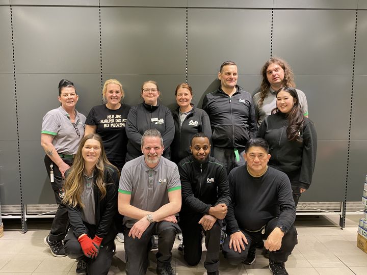 ÖoB Gamlestaden-teamet. Bakre rad från vänster: Jessica, varuhuschef Jasmine Nyström, Therese, Mersiha, André, Erik och Kelly. Främre raden från vänster: Emma, Michael, Isa och Fong.