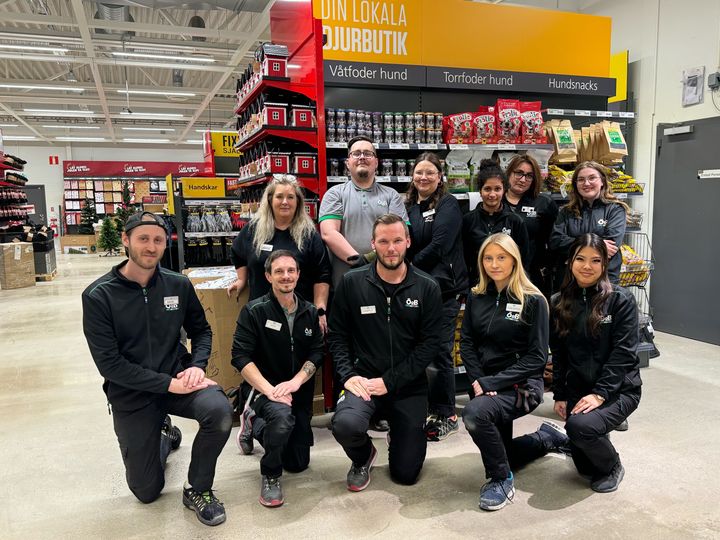 ÖoB Katrineholm-gänget Övre raden från vänster: Anneli Ekman, Viktor Eriksson, Rebecca Strandman, Linnea Stendahl Lundin, Jessica Storm, Sol Roos Nedre raden från vänster: Måns Wahlgren, Fredrik Andersson (STF), Hampus Lindgren Jouppi (varuhuschef), Fredrika Frisell, Vivianne Le