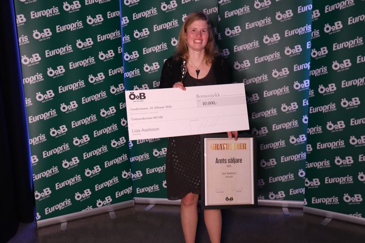 En välförtjänt utmärkelse: Lisa Axelsson från ÖoB Vimmerby är en värdig och mycket nöjd vinnare av titeln Årets Säljere.