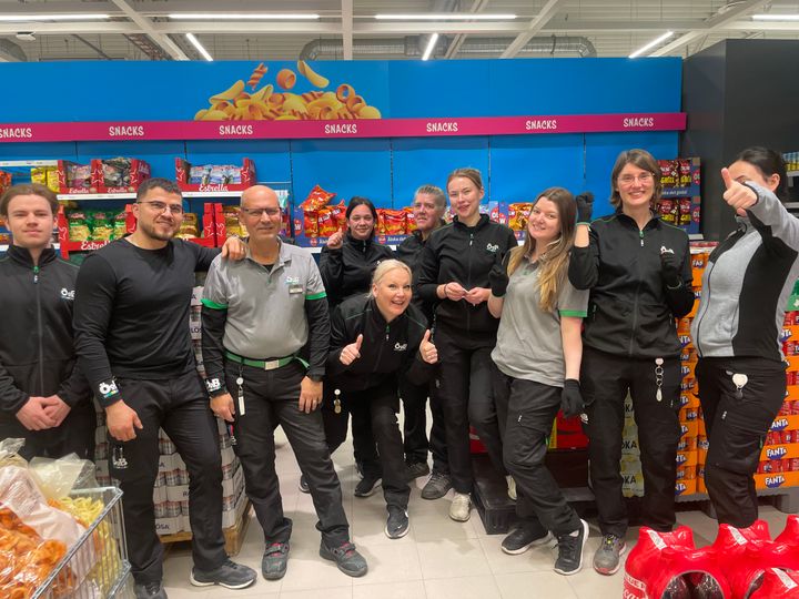 ÖoB Södertälje-teamet. Från vänster: Tobias Lundin, Abdul Faquiri, Zenel Bala, Kezban Akalin, varuhuschef Tina Mellin, Maria Axelsson, Fiona Paldanius , Sandra Jonsson, Johanna Löwenhamn och Elma Nikocevic.