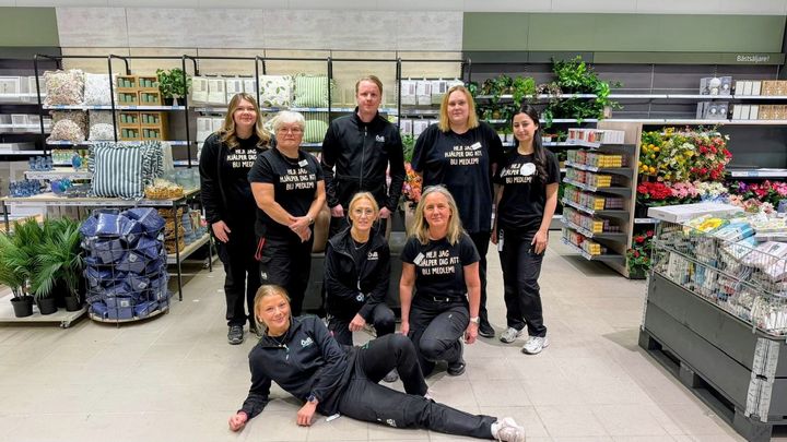 ÖoB Västerås Hälla-teamet. Bakifrån, från vänster: Caroline, Kaija, varuhuschef Matthias Petterson, Erika och Sarah. Sittandes på knä: Marie och Ann-Louise. Liggandes: Maja.