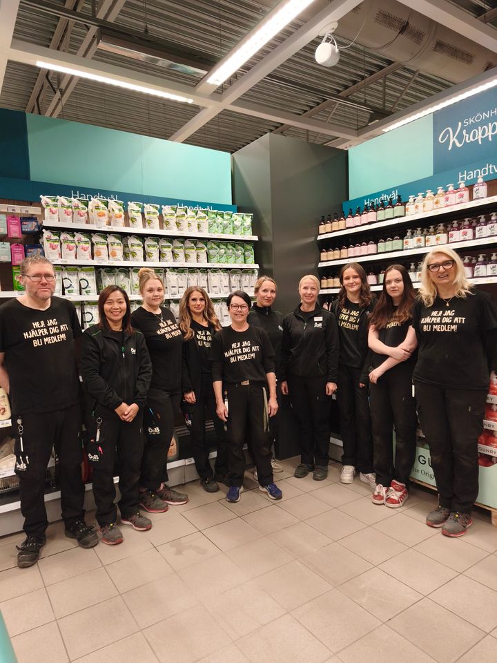 ÖoB Ängelholm-teamet. Från vänster: Jonas Johansson, Poy Khamsendech, Emilia Olsson, Lina Sander, Cecilia brangmo, varuhuschef Helena Ekstrand, Christina Nilsson, Maja Ojasuu och Jonna Lundin.