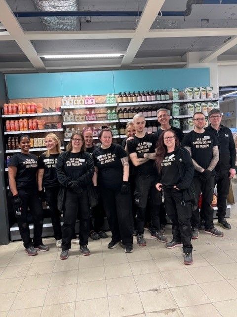 ÖoB Farsta-teamet. Från vänster: Elma Olofsson, Lisa Andersson , Stina Giljam, Jenny Jansson, Jessica Andersson , Tanja Nenadov, Dennis Porwizs , Mika Ndow, Christer Hansson , Jonathan Alvåg och Daniel Andersson.