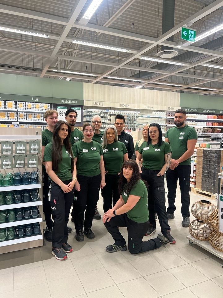 ÖoB Västerås Erikslund-teamet. Bakifrån vänster: Viggo Olsson, Jakob Özgun, Carina Wasell, Malin Lind, Tyra Andersson och Dario Zahdan. Mitten från vänster: Gulner Badri, Krystyna Ivicevic, Camilla Hultner och Hanna Cederberg. Framför: varuhuschef Sara Gök.