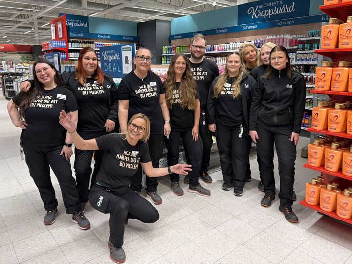Bakifrån vänster: Olha melnyk, Nadja Sandberg, Anki Loo, Maria Engström, Inge Sahlberg, Charlotte Holst, Joline Nyman, Milla Rönnerfjäll och Malin Gabrielsson. Framför: varuhuschef Jennie Hübinette Marklund.