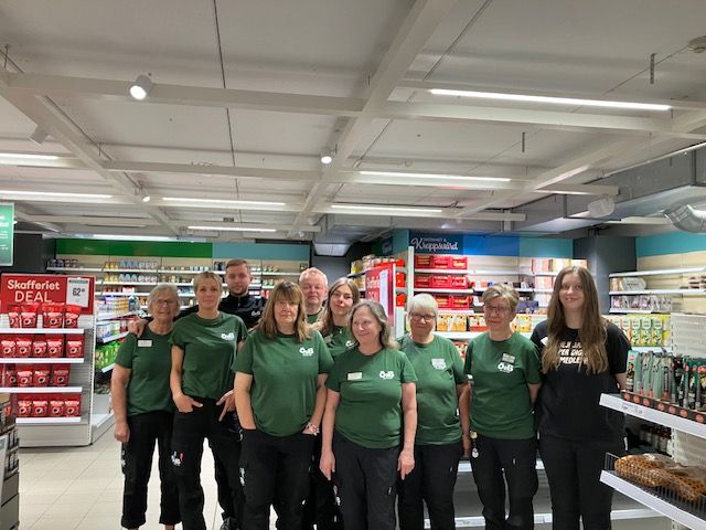 ÖoB Ystad-teamet. Från vänster: Birgitta Blixt, Jenny Kristensson, Elias Lärka, Sussie Nilsson, Jonas Granberg, Elin Appelby-Andreasson, varuhuschef Barbara Mononen, Anita Brandsten och Irene Rix och Johanna Svensson.