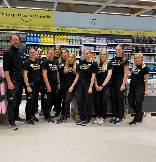 Från vänster: VHC Tobias Magnusson, Elsa Frost, Jeanette Martinsson, Theres Eriksson, Maria Björklund, Linda Hedberg, Clara Järnberg, Ida Eriksson, Sara Kandre, Linnéa Nordin, Stella Karlén.